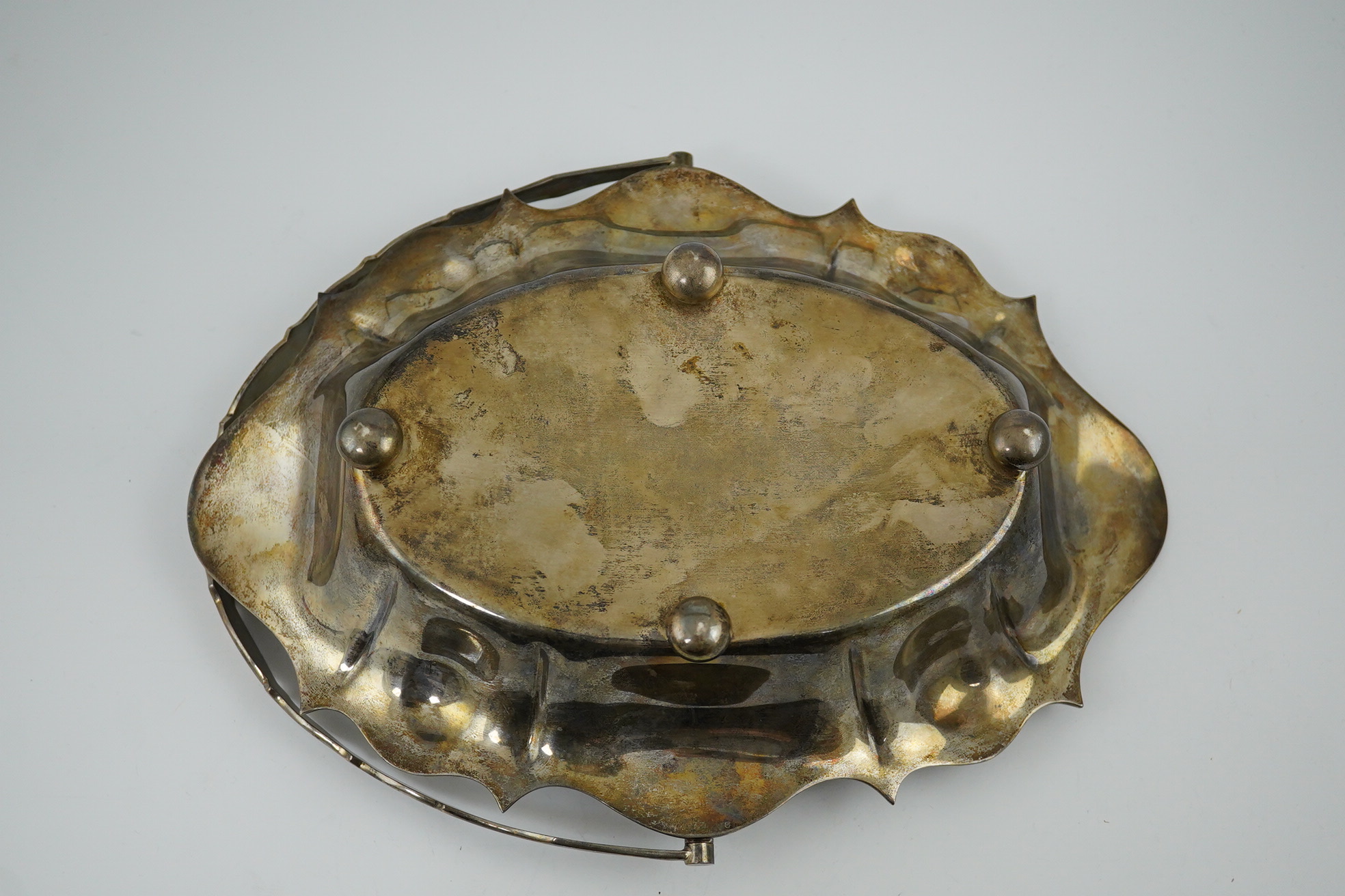 An Edwardian silver cake basket, by William Comyns & Sons Ltd